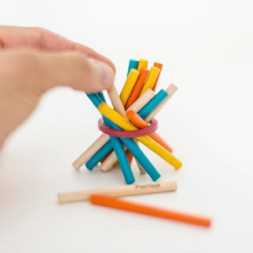 Игра Микадо с разноцветными деревянными палочками  